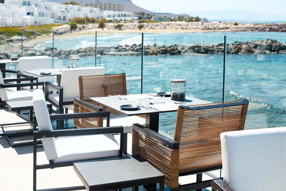 Paraviento de cristal templado sin marco en terraza de restaurante